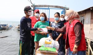 ‘First Lady’ Lampung Kunjungi Korban Bencana Ombak Pasang di Bumi Waras