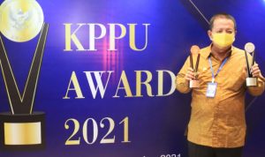Arinal Djunaidi Terima Dua Penghargaan KPPU Award
