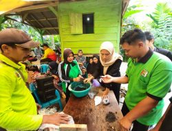 Petani Hutan Desa Banjaran Buat Sabun dan Arang Briket Berbahan Kemiri